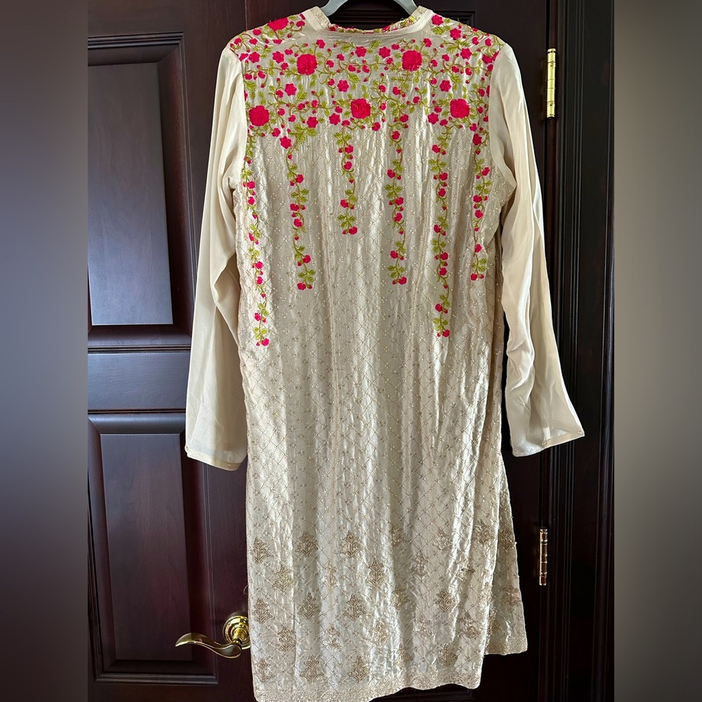 Elegant Cream Women's Kurta with Pink Floral Embroidery - Picture 3 of 4